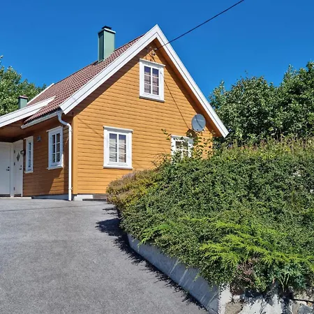 3 Bedroom Beautiful In Flekkeroy * Ytre Skålevik